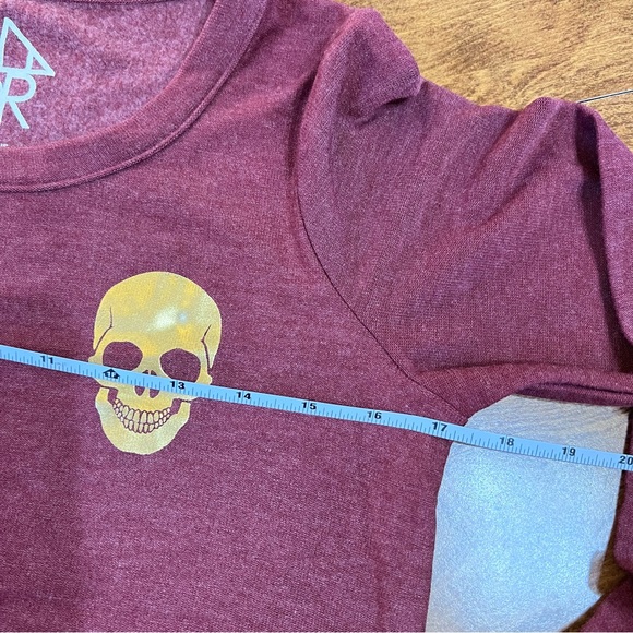 Chaser NWT Crewneck Gold Skull Print Long Sleeve Knit Sweater top Size XS - Picture 8 of 12